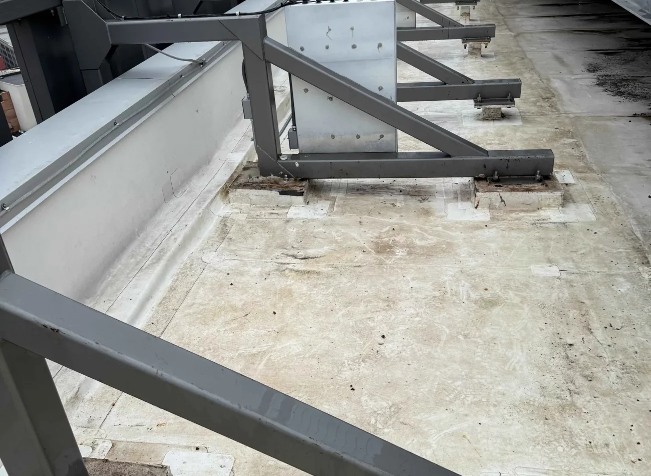 Drainage panel system beneath synthetic rooftop turf